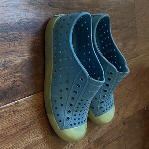 Native  kids Slip-On Shoes blue with glow in the dark gum
